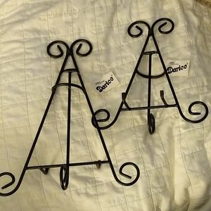 NWT Darice Black Easels, set of 2
